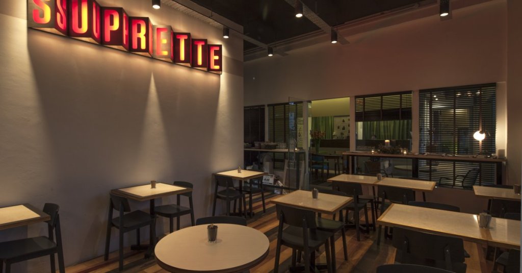 If you like alcohol, head to the nearby stall to buy a beer called "Knock Out" from Little India to consume food and enjoy the cool air on the way home.