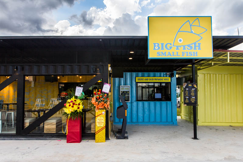 Little India Singapore cafe and restaurant. A restaurant based near the river, it's a great cafe to try some local cuisines.